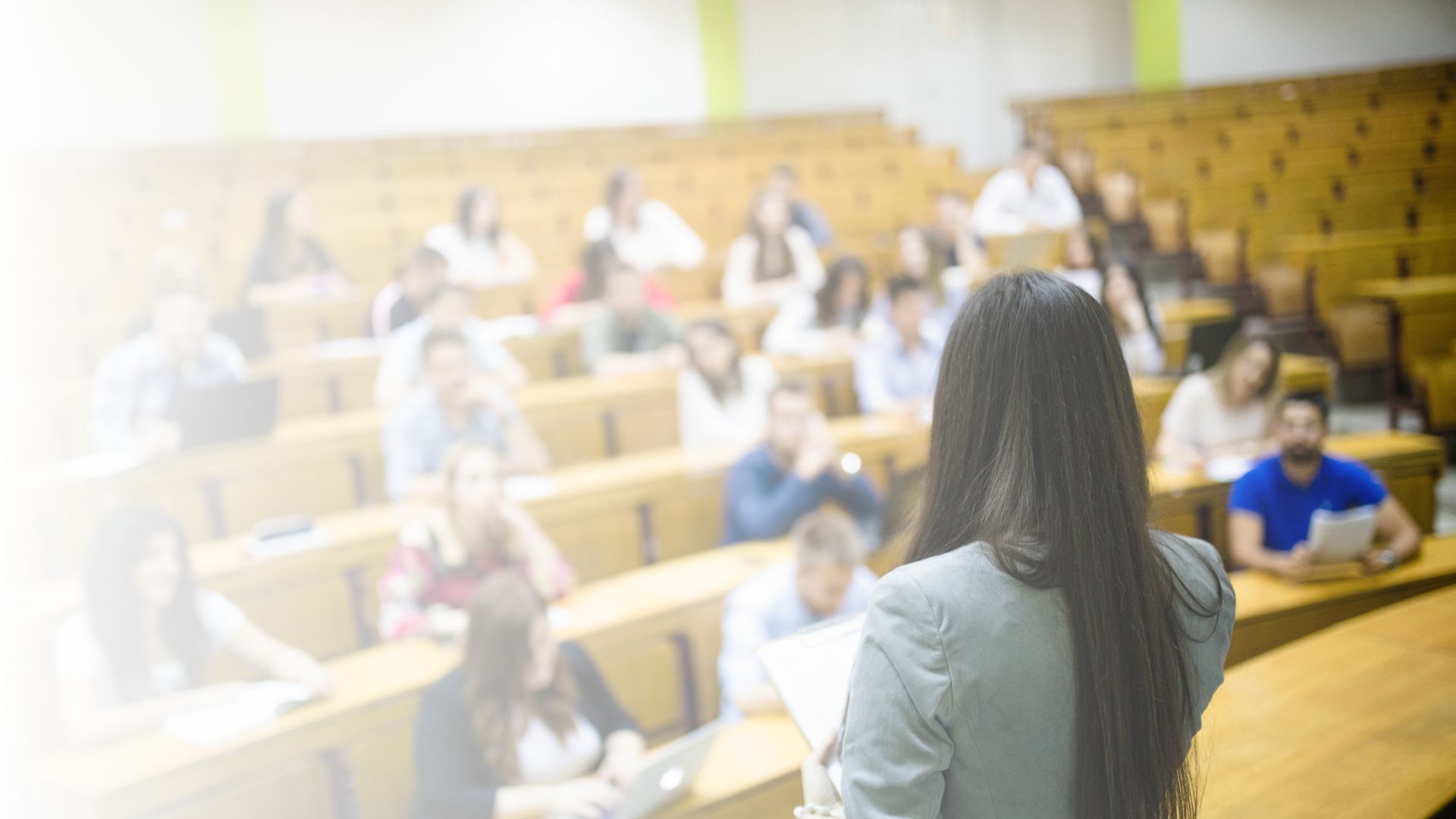Studenten in een collegezaal luisteren naar een docent