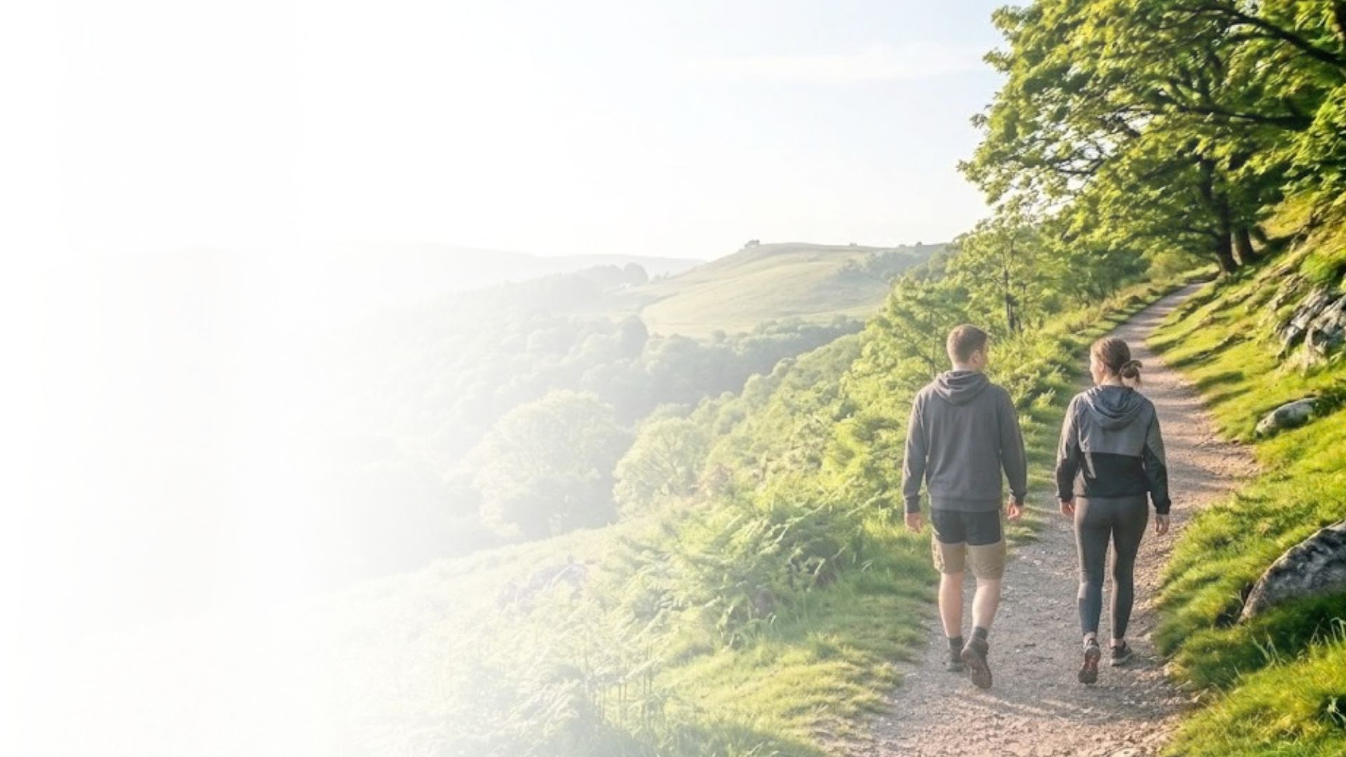 Twee mensen wandelen samen een bergpad op door de natuur